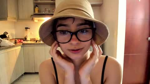 Snapshot of petitee_lunna chatting on June 30, 4:02 am Lunna online show from June 30, 4:02 am