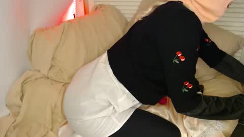 Snapshot of petitegirlypop chatting on September 28, 2:11 pm petitegirlypop online show from September 28, 2:11 pm