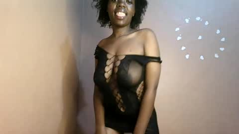 Snapshot of petitemomma76379 chatting on June 13, 5:16 am sexy chocolate online show from June 13, 5:16 am