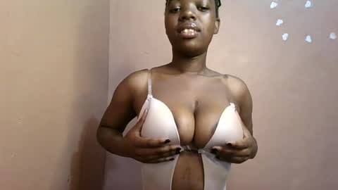 Snapshot of petitemomma76379 chatting on July 7, 6:38 am sexy chocolate online show from July 7, 6:38 am