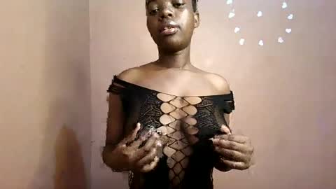 Snapshot of petitemomma76379 chatting on July 9, 6:50 am sexy chocolate online show from July 9, 6:50 am