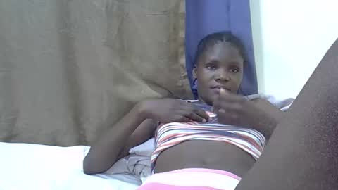 Snapshot of petiteslim2 chatting on April 7, 7:25 pm petiteslim2 online show from April 7, 7:25 pm