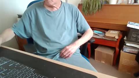 Snapshot of petitwilly chatting on April 29, 9:35 am petitwilly online show from April 29, 9:35 am