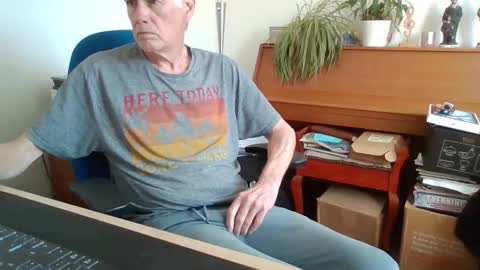 Snapshot of petitwilly chatting on April 30, 9:04 am petitwilly online show from April 30, 9:04 am