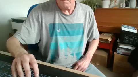 Snapshot of petitwilly chatting on May 5, 3:42 pm petitwilly online show from May 5, 3:42 pm
