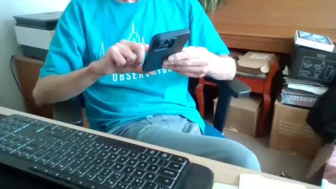 Snapshot of petitwilly chatting on May 12, 11:40 am petitwilly online show from May 12, 11:40 am
