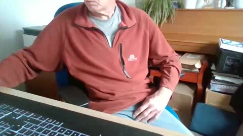Snapshot of petitwilly chatting on May 19, 8:31 am petitwilly online show from May 19, 8:31 am