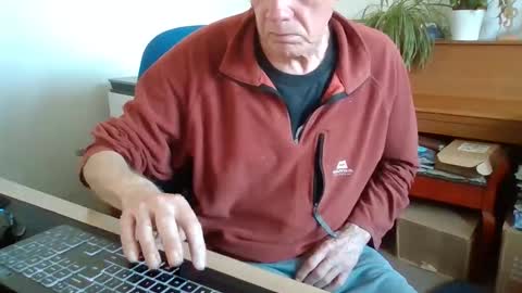 Snapshot of petitwilly chatting on May 21, 4:36 pm petitwilly online show from May 21, 4:36 pm