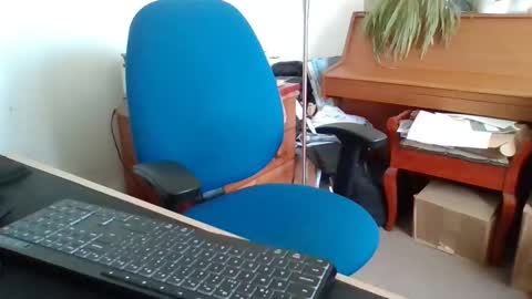 Snapshot of petitwilly chatting on May 26, 8:10 am petitwilly online show from May 26, 8:10 am