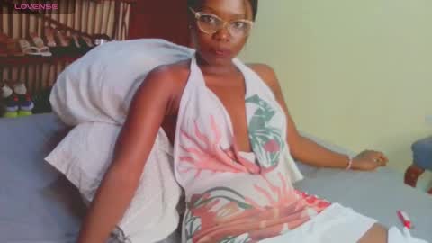 Snapshot of pettitemellany chatting on January 20, 8:29 pm pettitemellany online show from January 20, 8:29 pm