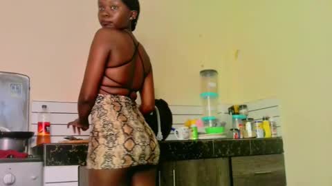 Snapshot of pettitemellany chatting on February 6, 10:43 pm pettitemellany online show from February 6, 10:43 pm