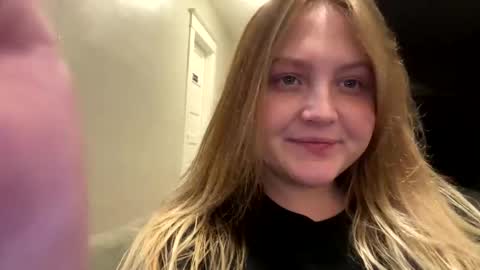 Snapshot of phatassblond chatting on December 30, 3:36 am PhatAssBlond online show from December 30, 3:36 am