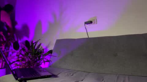 Snapshot of phillip_brownn chatting on May 13, 2:31 am PHILLIP online show from May 13, 2:31 am