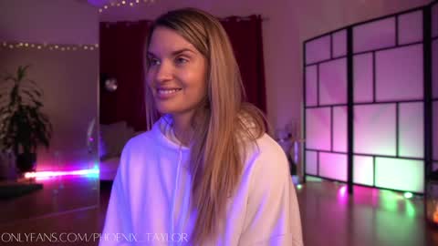 PHOENIX TAYLOR online show from December 7, 5:37 am