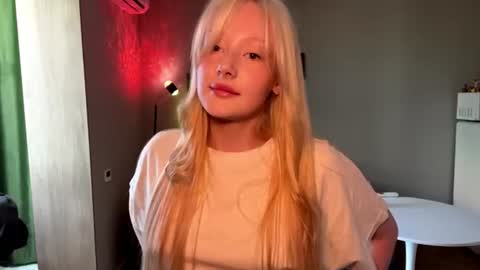 Snapshot of phungegland chatting on June 23, 10:02 am Hello guys My name is Angel Make yourself comfortable and lets have some fun online show from June 23, 10:02 am