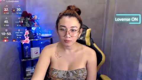 Snapshot of pia_worthsback chatting on May 1, 2:21 pm Pia online show from May 1, 2:21 pm