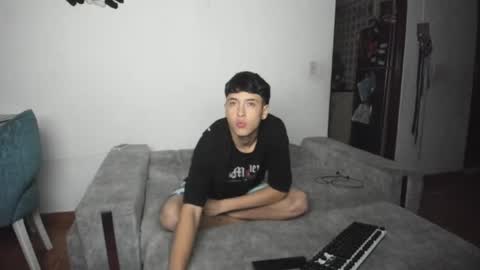 picaszomilos350 online show from December 18, 4:42 am