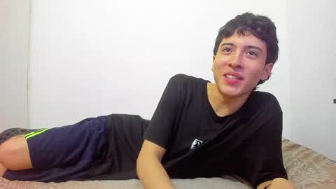 picaszomilos350 online show from April 1, 12:11 am