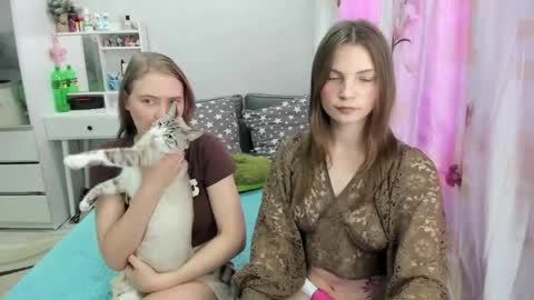 Adele and Elli online show from April 23, 5:04 pm