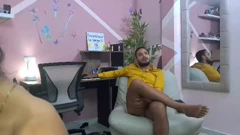 Snapshot of pineappleflipped chatting on July 21, 2:03 am pineappleflipped online show from July 21, 2:03 am