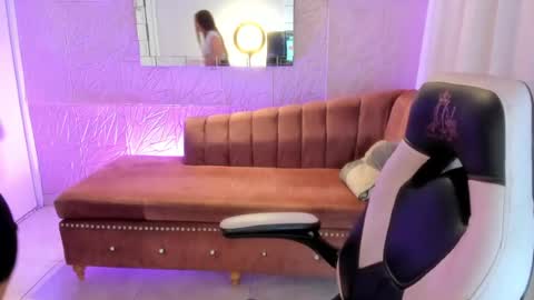 Snapshot of pink_rouse_m chatting on June 22, 1:08 pm isabella online show from June 22, 1:08 pm