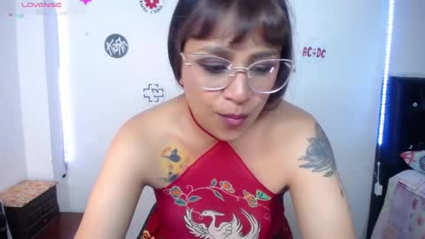 Snapshot of pinky_pinky_ chatting on April 28, 1:49 pm VIOLETA LOPEZ online show from April 28, 1:49 pm