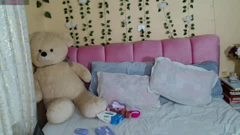 Pinky online show from April 8, 1:27 am