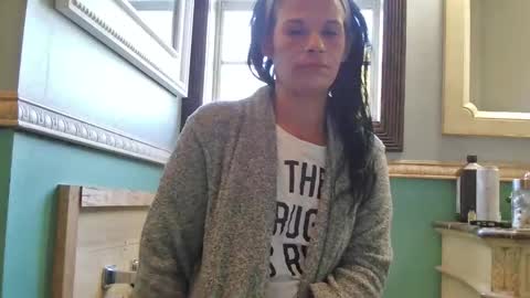 Snapshot of pixieluxxx chatting on April 21, 12:33 pm PixieLuxXx online show from April 21, 12:33 pm