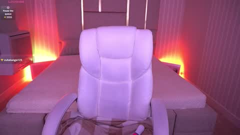 pixiepeachh online show from November 8, 7:30 am