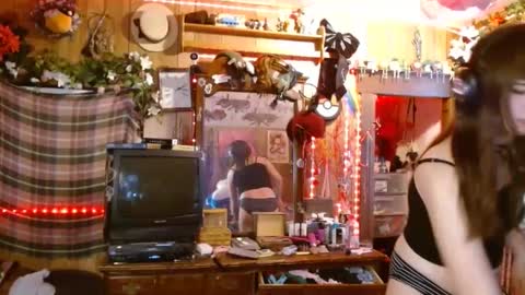 Snapshot of pixinun chatting on December 3, 7:11 pm Izzy online show from December 3, 7:11 pm