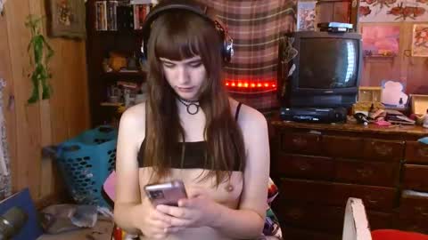 Snapshot of pixinun chatting on January 18, 7:58 pm Izzy online show from January 18, 7:58 pm