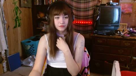 Snapshot of pixinun chatting on January 23, 8:24 pm Izzy online show from January 23, 8:24 pm