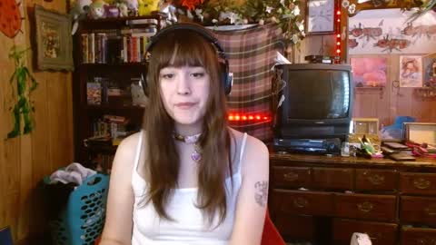 Snapshot of pixinun chatting on February 11, 5:18 pm Izzy online show from February 11, 5:18 pm