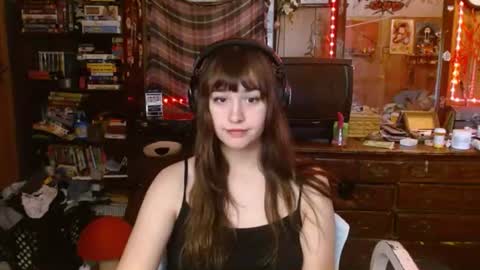 Snapshot of pixinun chatting on October 16, 3:57 pm Izzy online show from October 16, 3:57 pm