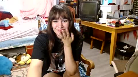 Snapshot of pixinun chatting on June 29, 10:43 pm Izzy online show from June 29, 10:43 pm