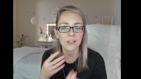 Lynn online show from December 9, 3:33 pm
