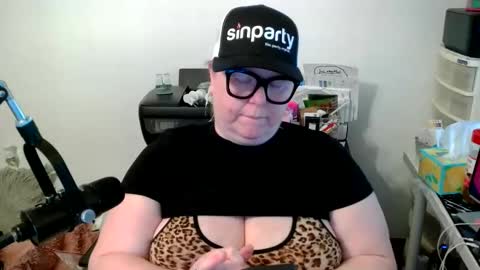 Snapshot of platinumpuzzy chatting on March 6, 6:48 pm Platinum Puzzy online show from March 6, 6:48 pm