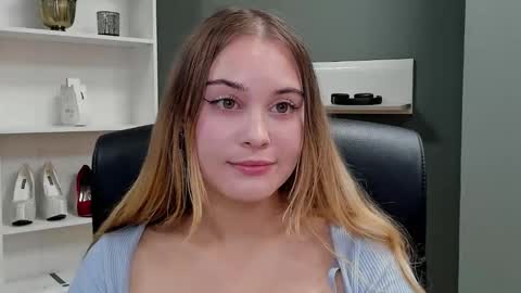 Snapshot of playgirl_valeria chatting on September 28, 6:46 pm Valeria online show from September 28, 6:46 pm