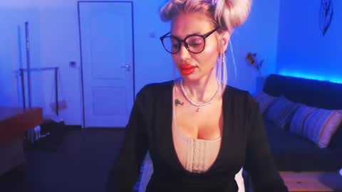 Victoria online show from December 21, 9:47 pm