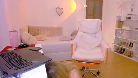 PleasureWitch online show from April 6, 7:15 pm