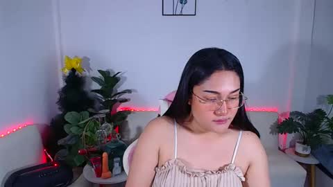 Ploysai online show from December 21, 8:10 am