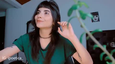 Snapshot of poeeticaa_ chatting on December 19, 3:07 am IG ipoetica online show from December 19, 3:07 am