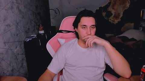 pohyi_ online show from December 15, 1:04 pm