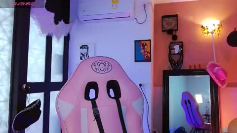 Snapshot of poison_liv chatting on February 8, 1:36 pm poison_liv online show from February 8, 1:36 pm