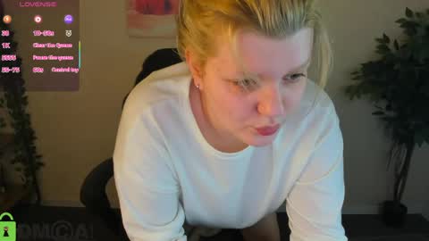 Snapshot of polly__mayer chatting on June 6, 1:11 am Polly online show from June 6, 1:11 am
