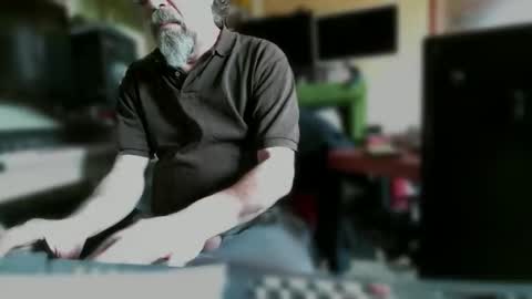 pose44600 online show from April 5, 3:09 pm