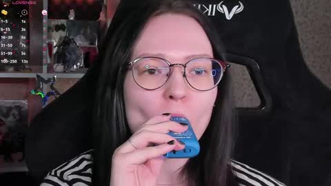 Robyn online show from April 18, 2:21 pm