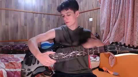 Snapshot of powertwinky chatting on December 7, 12:41 am chris independent  online show from December 7, 12:41 am