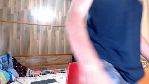 Snapshot of powertwinky chatting on October 4, 5:16 am chris independent  online show from October 4, 5:16 am