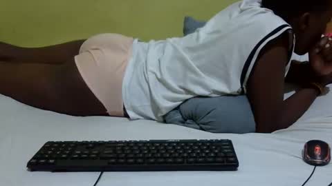 Snapshot of precious_nesh chatting on November 24, 3:06 am precious_nesh online show from November 24, 3:06 am